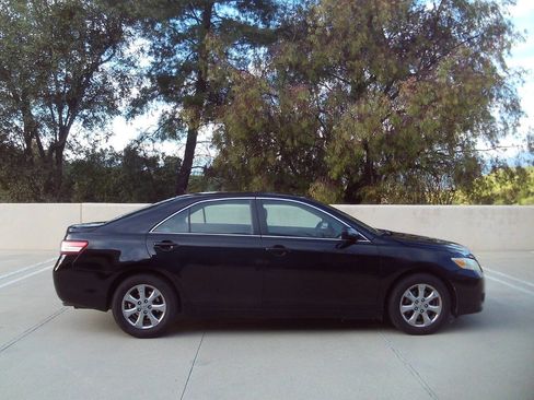 Used 2011 Toyota Camry LE FWD image 18
