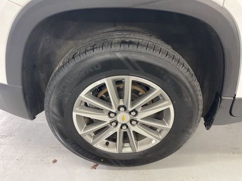 Used 2023 Chevrolet Traverse LT image 3