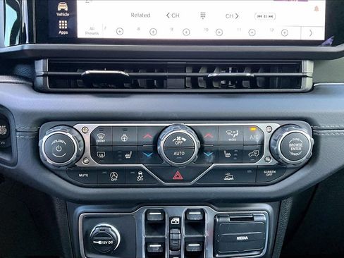 Certified 2026 Jeep Gladiator Mojave AWD/4WD image 17