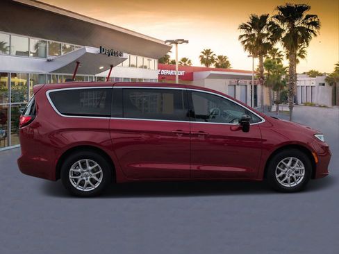 Used 2025 Chrysler Pacifica Select FWD image 2