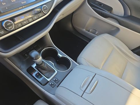 Used 2015 Toyota Highlander XLE image 23