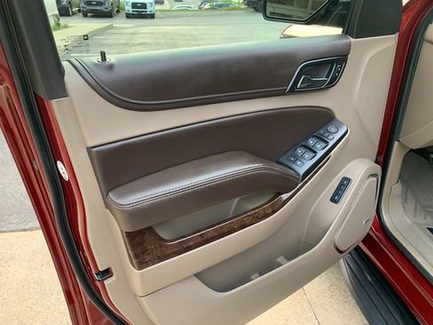 Used 2018 Chevrolet Suburban LT w/ Luxury Package AWD/4WD image 25