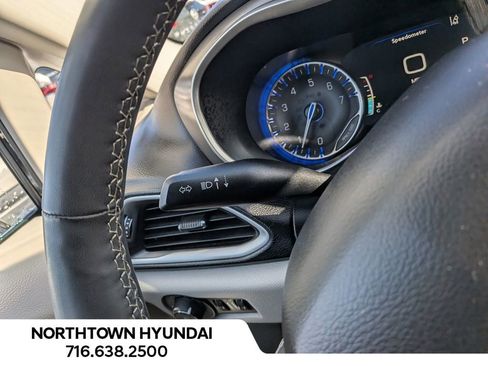 Used 2024 Chrysler Pacifica Touring-L image 27