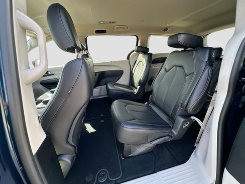 Used 2023 Chrysler Pacifica Touring-L image 22