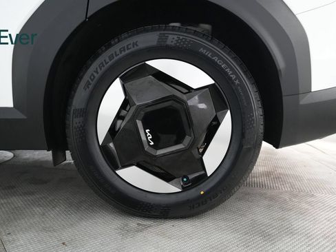 Used 2024 Kia EV9 Light Long Range RWD image 9