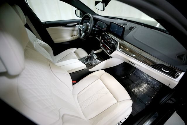 Used 2020 BMW M550i xDrive w/ Executive Package AWD/4WD image 5