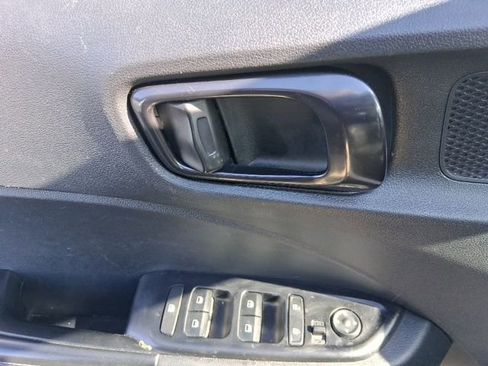 Used 2023 Hyundai Venue Limited image 14