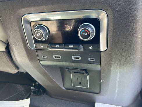 Used 2021 Chevrolet Suburban Z71 w/ Z71 Signature Package image 13