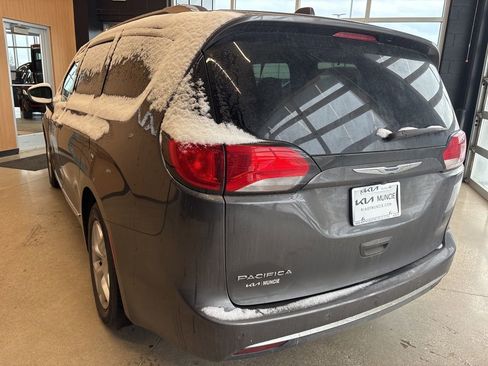 Used 2019 Chrysler Pacifica Touring-L w/ Tire & Wheel Group image 10