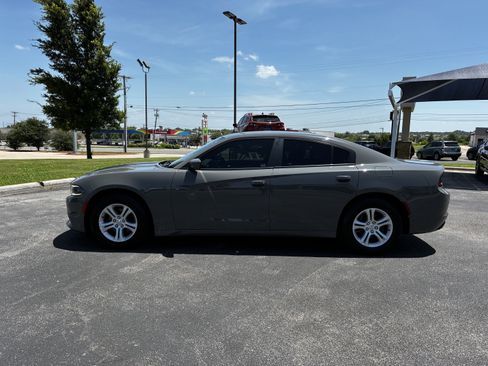Used 2018 Dodge Charger SXT RWD image 4