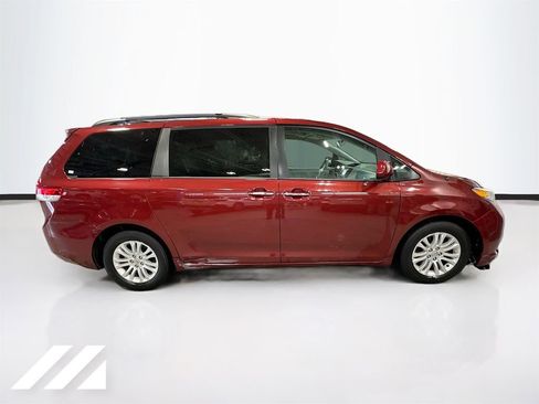 Used 2014 Toyota Sienna XLE w/ Entertainment Package image 4