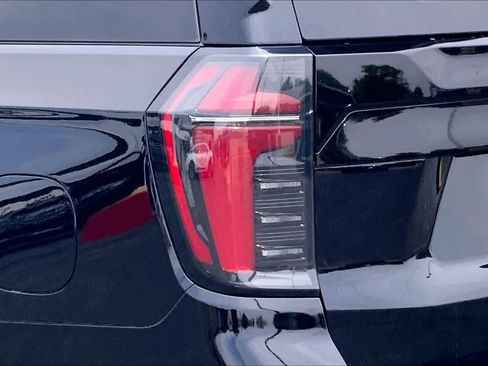 Used 2025 Chevrolet Suburban Z71 AWD/4WD image 28