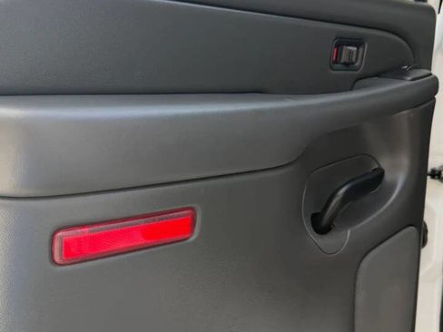 Used 2007 Chevrolet Silverado 2500 LT w/ Heavy-Duty Power Package image 18