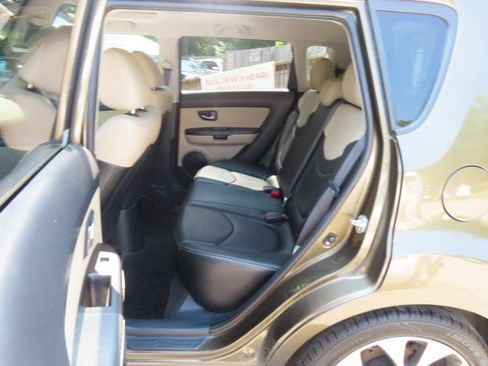 Used 2013 Kia Soul ! w/ Premium Pkg FWD image 12
