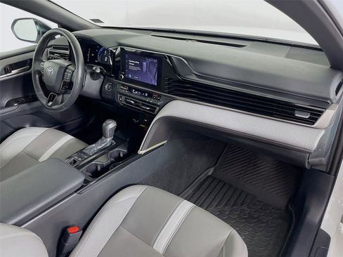 Used 2025 Toyota Camry SE w/ Convenience Package image 32