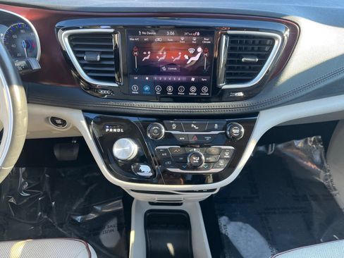 Used 2020 Chrysler Pacifica Limited image 11