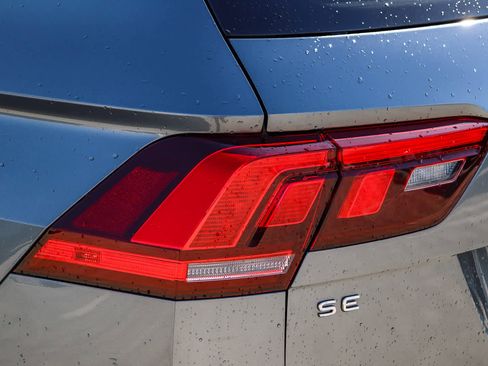 Used 2022 Volkswagen Tiguan SE R-Line image 9