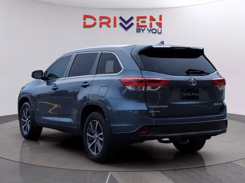 Used 2019 Toyota Highlander XLE image 3