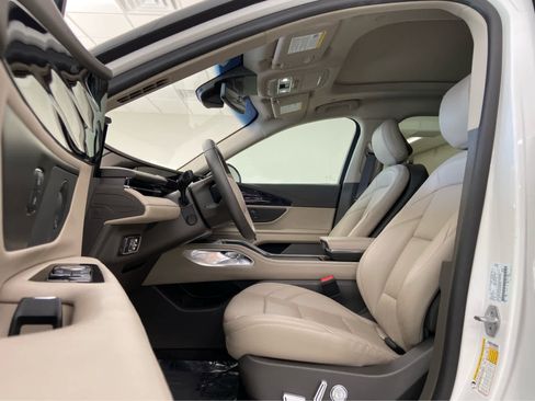 Used 2024 Lincoln Nautilus Premier w/ Equipment Group 102A image 16