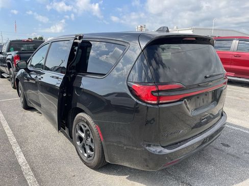 Used 2022 Chrysler Pacifica Touring-L w/ Uconnect Theater Family Group FWD image 10