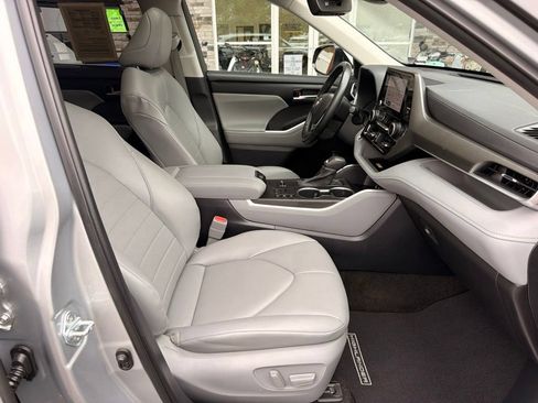 Used 2023 Toyota Highlander XLE AWD/4WD image 14