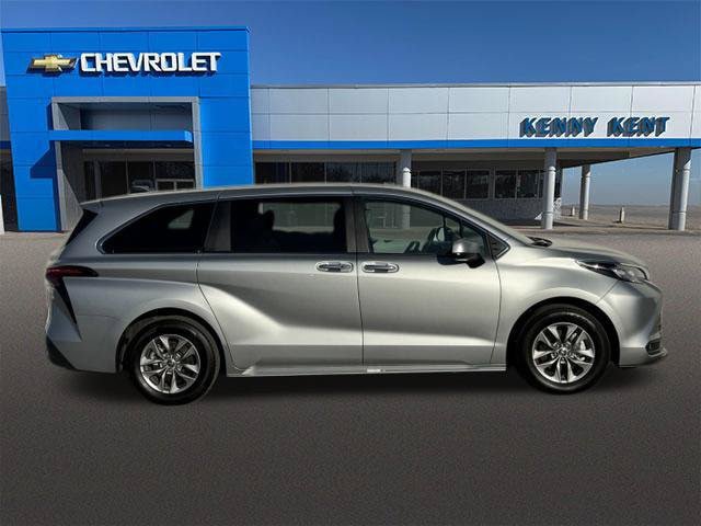 Used 2025 Toyota Sienna XLE FWD image 3