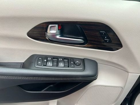 Used 2023 Chrysler Pacifica Limited FWD image 6