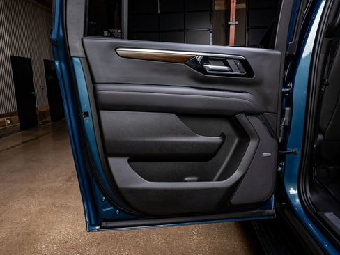 Used 2025 Chevrolet Suburban High Country image 41