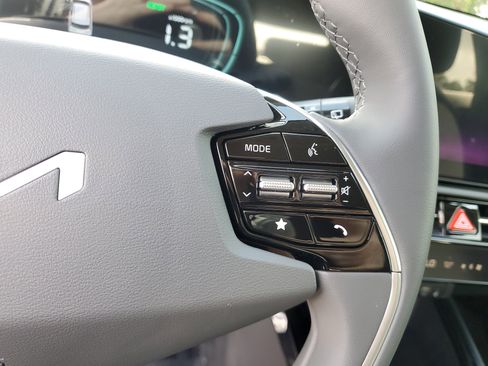 New 2025 Kia Niro SX Touring image 28