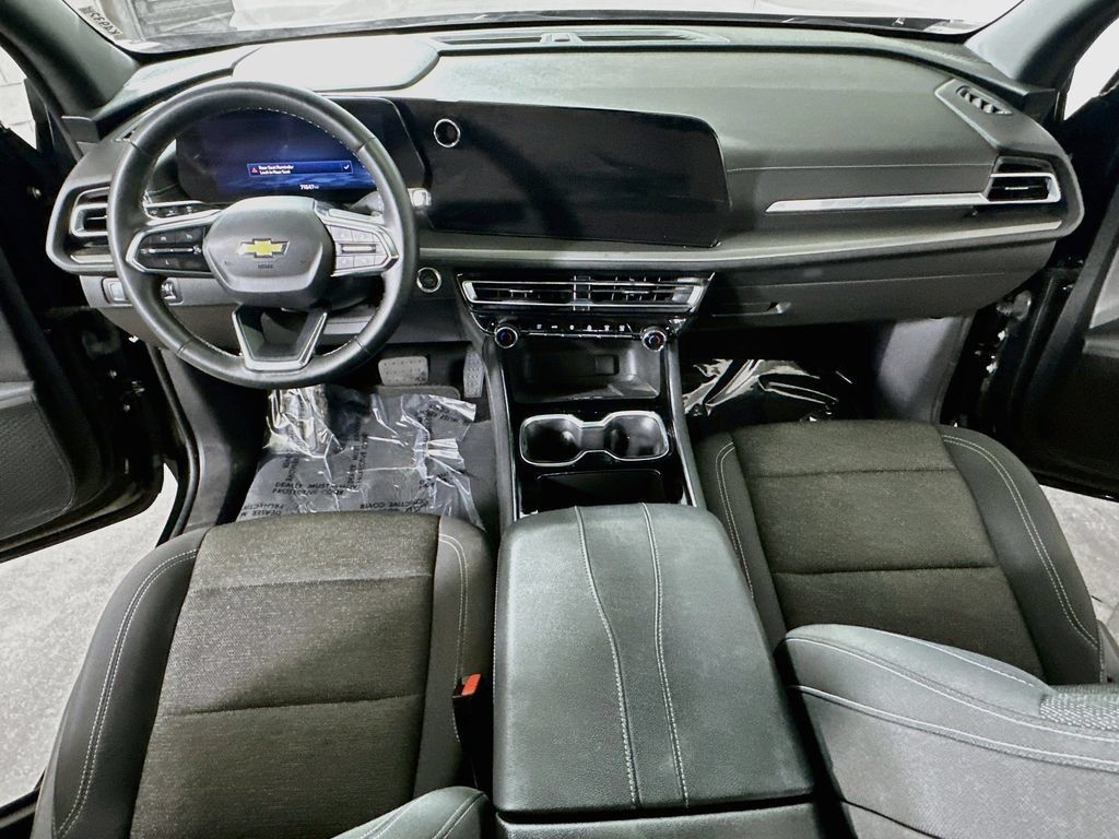 Used 2025 Chevrolet Traverse LT FWD image 17