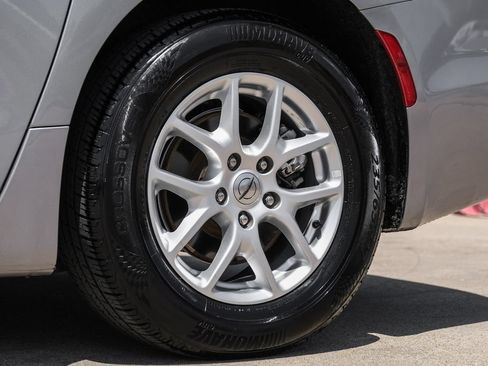 Used 2021 Chrysler Pacifica Touring-L FWD image 60