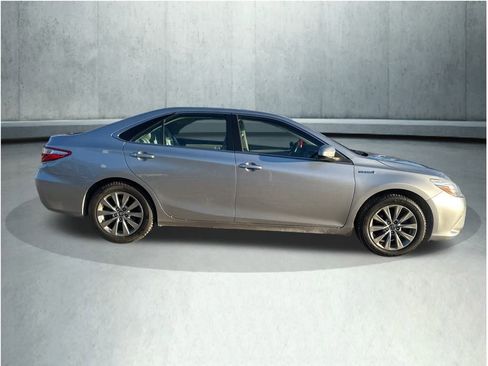 Used 2017 Toyota Camry XLE image 3