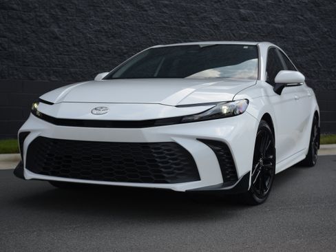 Used 2025 Toyota Camry SE FWD image 38