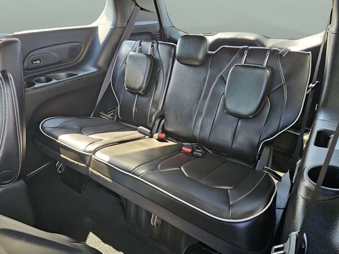 Used 2023 Chrysler Pacifica Limited w/ S Appearance Package FWD image 14