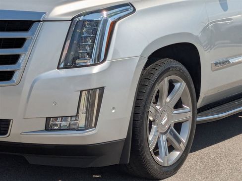 Used 2017 Cadillac Escalade Luxury image 9
