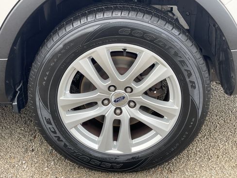 Used 2018 Ford Explorer XLT w/ Equipment Group 202A AWD/4WD image 36