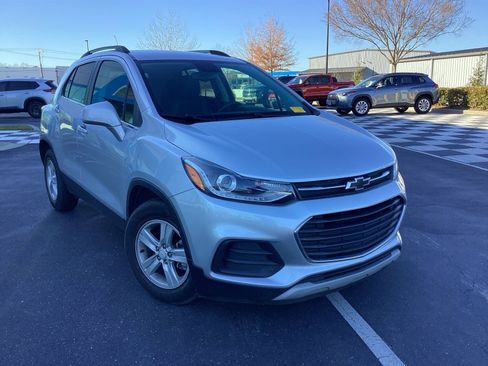Used 2020 Chevrolet Trax LT w/ LT Convenience Package image 5