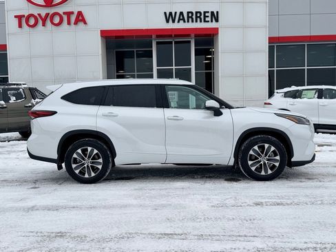 Used 2023 Toyota Corolla SE image 3