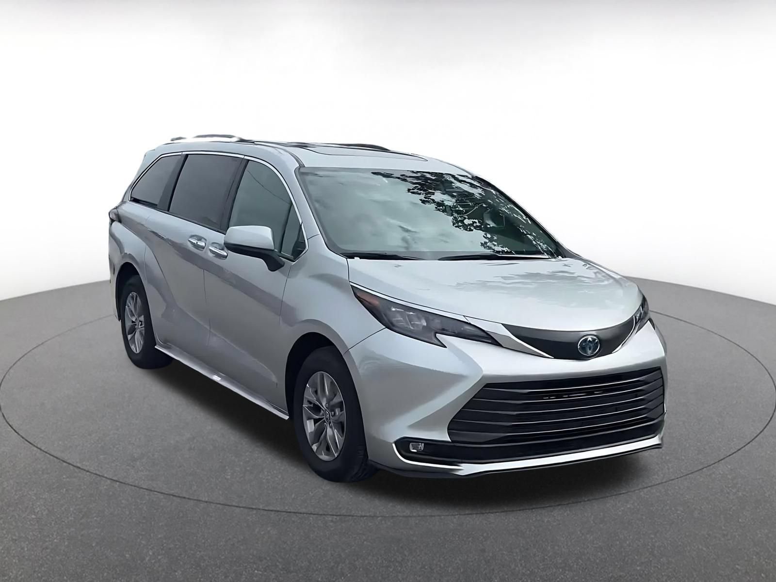 Used 2025 Toyota Sienna XLE FWD image 3