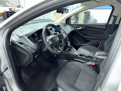 Used 2016 Ford Focus SE w/ SE Power Seat Package image 28