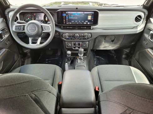 Used 2025 Jeep Wrangler Unlimited Sahara AWD/4WD image 15