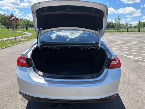 Used 2018 Chevrolet Malibu LT w/ Leather Package FWD image 9