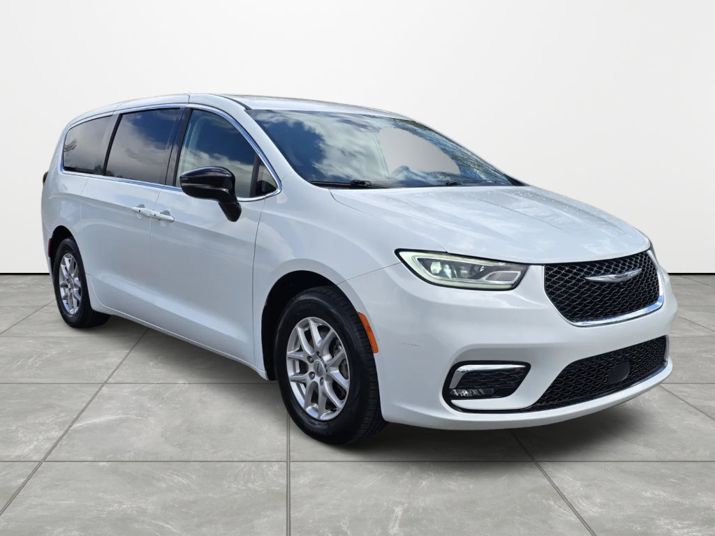 Used 2024 Chrysler Pacifica Touring-L FWD image 2