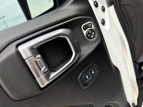 Used 2023 Jeep Gladiator Sport image 11