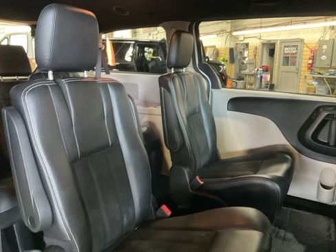 Used 2019 Dodge Grand Caravan SXT FWD image 18