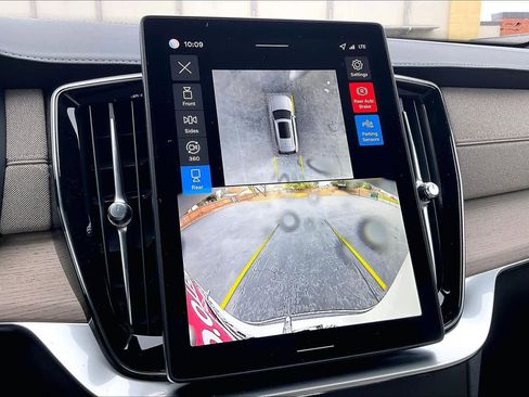 New 2026 Volvo XC90 B6 Plus w/ Protection Package Premier image 20