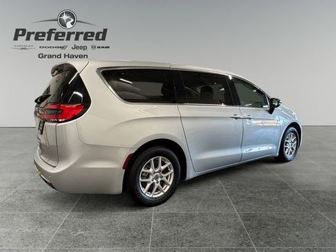 Used 2024 Chrysler Pacifica Touring-L FWD image 16
