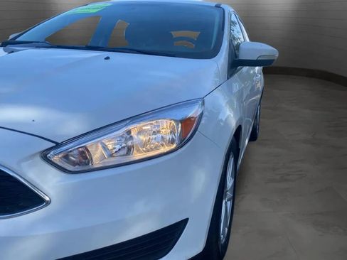Used 2017 Ford Focus SE FWD image 2