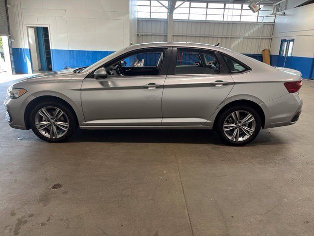 Used 2024 Volkswagen Jetta SE FWD image 6