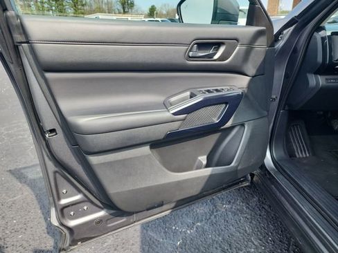 Used 2025 Nissan Pathfinder SV image 9